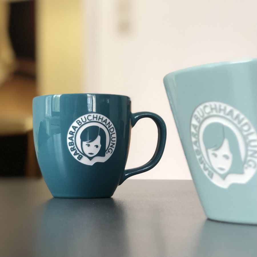 Tasse und Schüssel mit Gravur des Logos der Barbara Buchhandlung